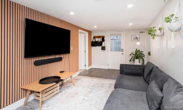 living room featuring recessed lighting, visible vents, and baseboards