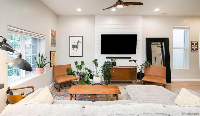 living area featuring recessed lighting, wood finished floors, baseboards, and ceiling fan