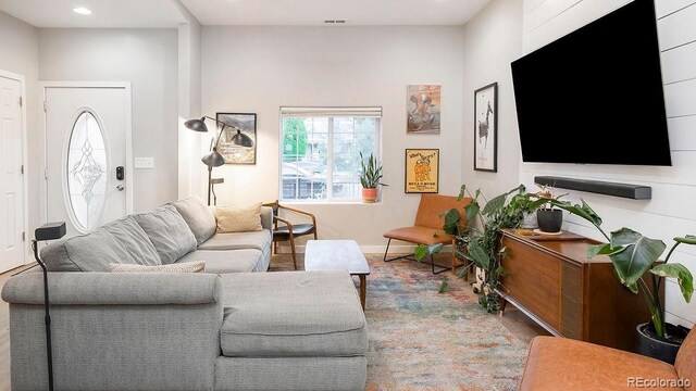 living room featuring recessed lighting, visible vents, and baseboards