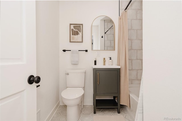 bathroom featuring baseboards, shower / bathtub combination with curtain, vanity, and toilet
