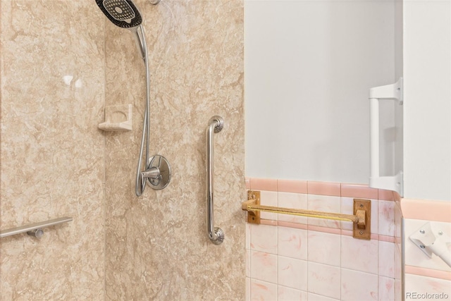 details featuring a tile shower