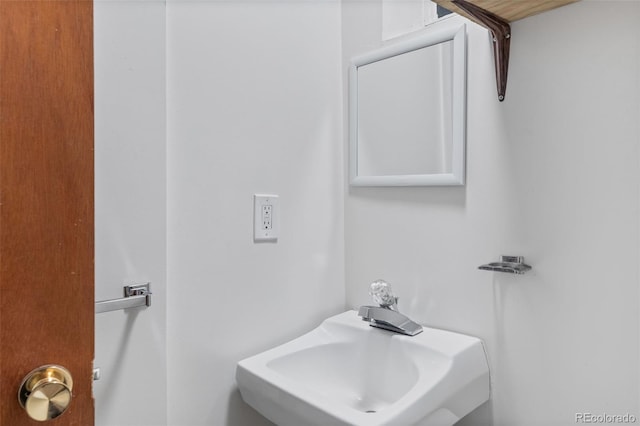 bathroom featuring sink