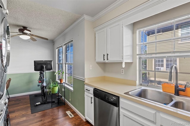 kitchen featuring stainless steel dishwasher, a sink, a ceiling fan, dark wood finished floors, and ornamental molding