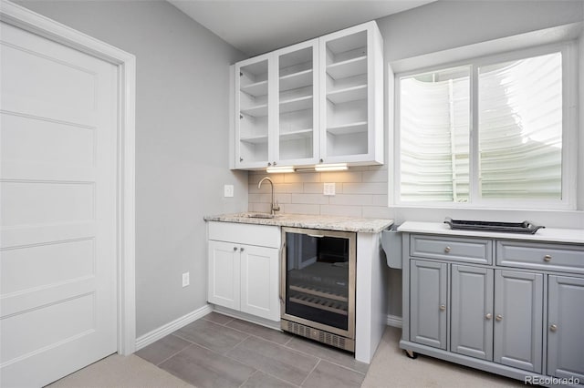 525 Grenville Cir, Erie, CO 80516 - indoor wet bar with beverage cooler, decorative backsplash, and baseboards