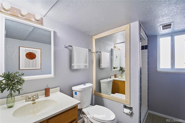 full bath with a textured ceiling, a textured wall, visible vents, and toilet