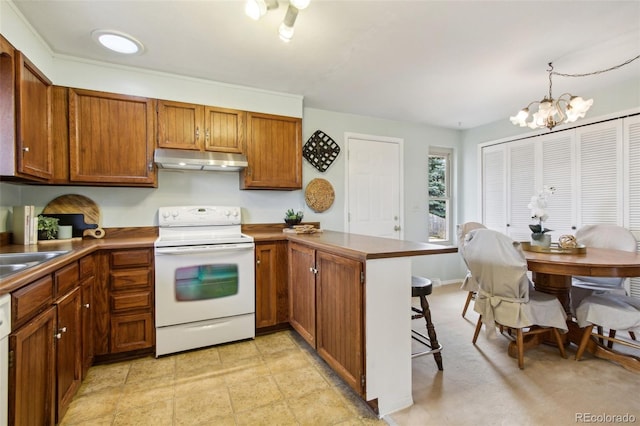 kitchen featuring white appliances, an inviting chandelier, hanging light fixtures, kitchen peninsula, and a breakfast bar