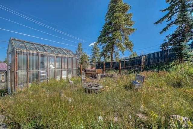 view of yard featuring an outdoor structure