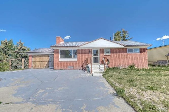 single story home featuring a front lawn