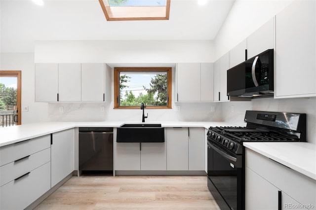 655 Cree Cir, Boulder, CO 80303 - kitchen featuring black appliances, plenty of natural light, decorative backsplash, and light wood-type flooring