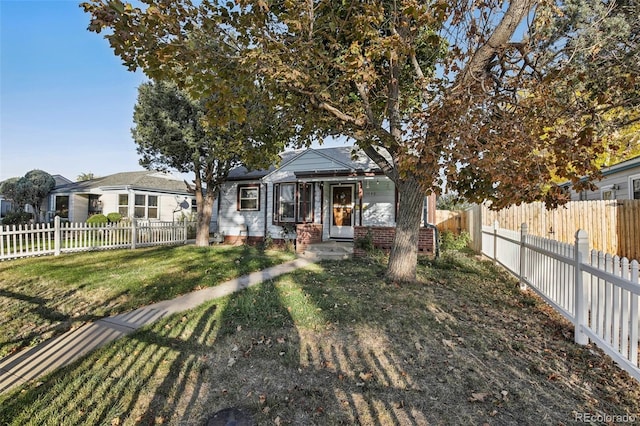 view of front of home featuring a front lawn