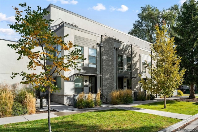 view of front facade featuring a front yard