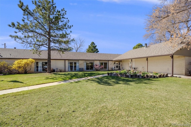 view of front of property featuring brick siding and a front yard