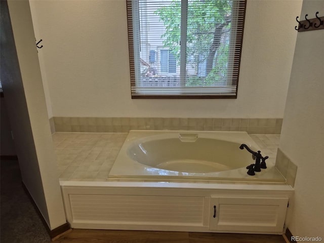 2477 S Oakland Cir, Aurora, CO 80014 - full bath featuring a bath