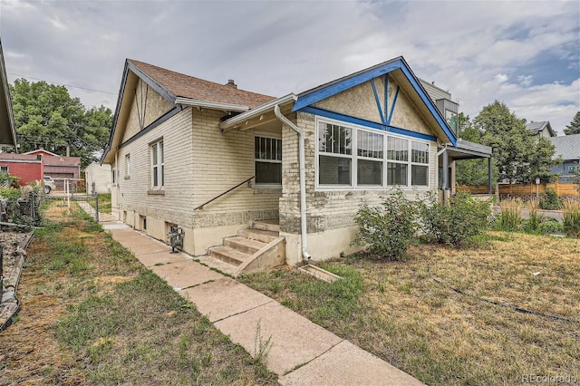 view of front facade featuring a front yard