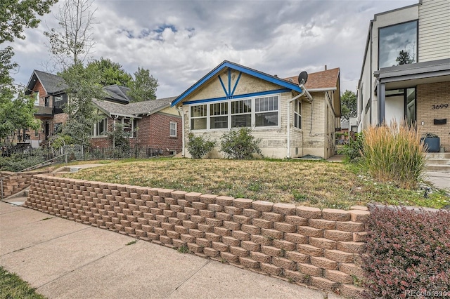 view of front facade with a front yard