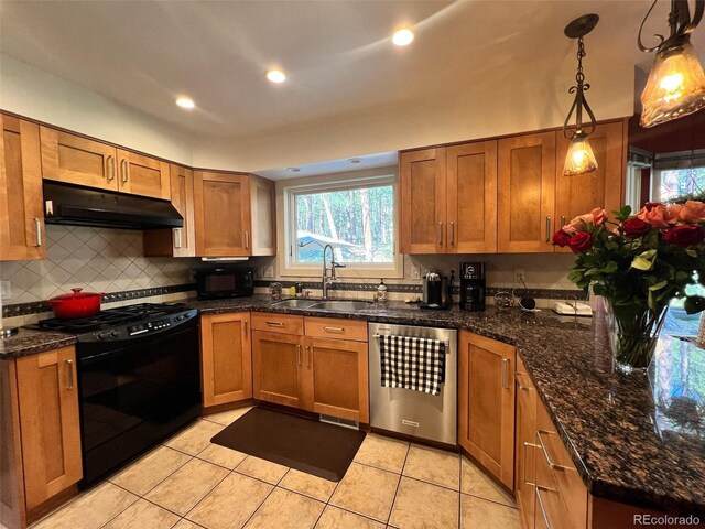 85 S Sherwood Gln, Monument, CO 80132 - kitchen with black appliances, under cabinet range hood, a sink, light tile patterned floors, and decorative backsplash