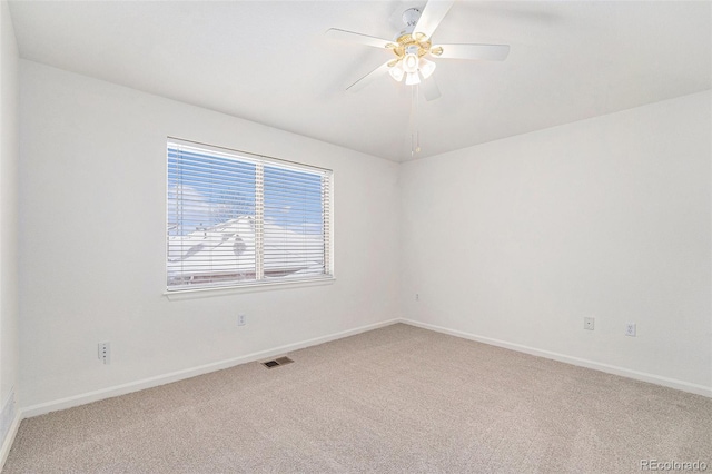 unfurnished room with carpet flooring and ceiling fan