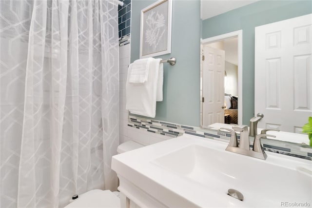 2645 S Xanadu Way Unit D, Aurora, CO 80014 - bathroom with tile walls, decorative backsplash, and a shower with shower curtain