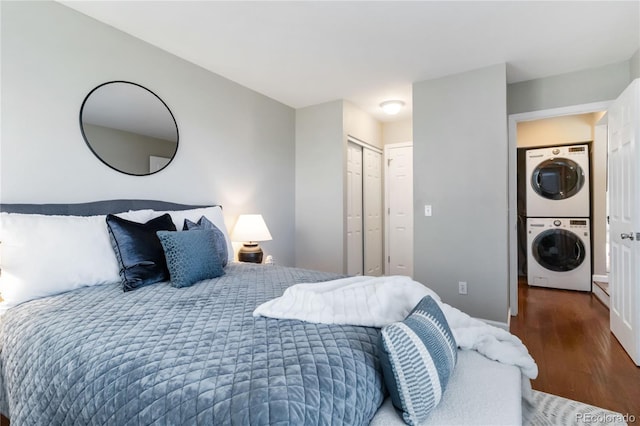 2645 S Xanadu Way Unit D, Aurora, CO 80014 - bedroom with stacked washing machine and dryer, wood finished floors, and a closet