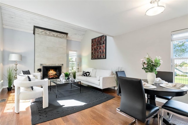2645 S Xanadu Way Unit D, Aurora, CO 80014 - living room featuring vaulted ceiling, wood finished floors, and a fireplace