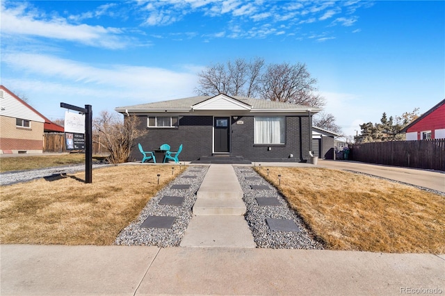 view of front of home featuring a front lawn