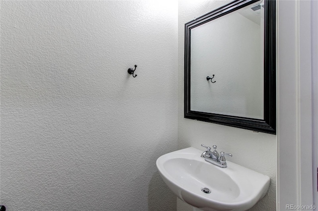 19043 E 58th Ave, Denver, CO 80249 - bathroom featuring a textured wall