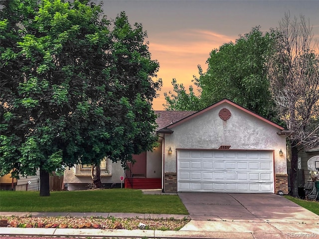 view of front of home featuring a yard and a garage