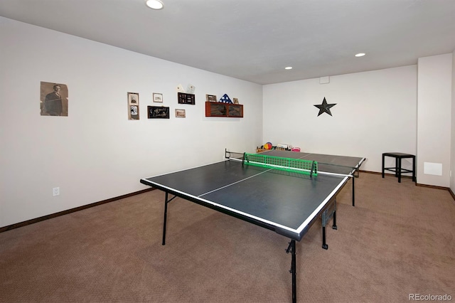 recreation room with carpet