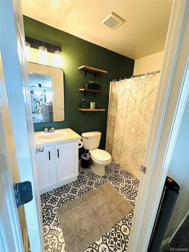 11975 Riverstone Cir Unit 9C, Commerce City, CO 80640 - full bath featuring vanity, a textured ceiling, and a shower with curtain