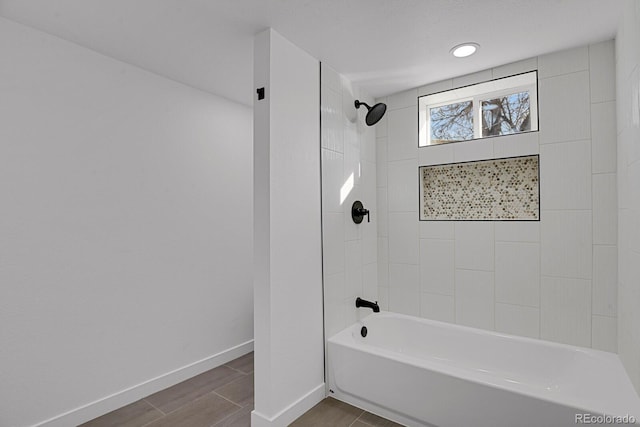 bathroom with tiled shower / bath combo