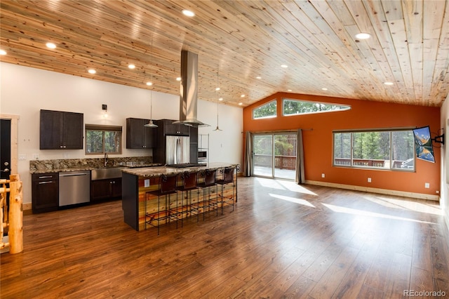 kitchen featuring stainless steel appliances, light hardwood / wood-style floors, a center island, a kitchen breakfast bar, and high vaulted ceiling