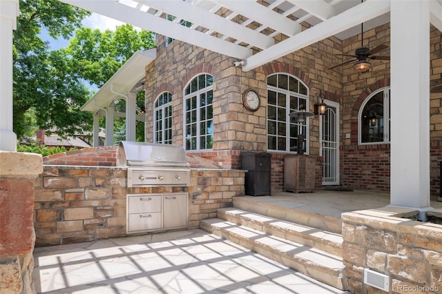 view of patio featuring an outdoor kitchen, grilling area, and a ceiling fan