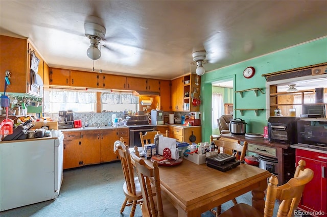 kitchen featuring ceiling fan, stainless steel electric range oven, and decorative backsplash