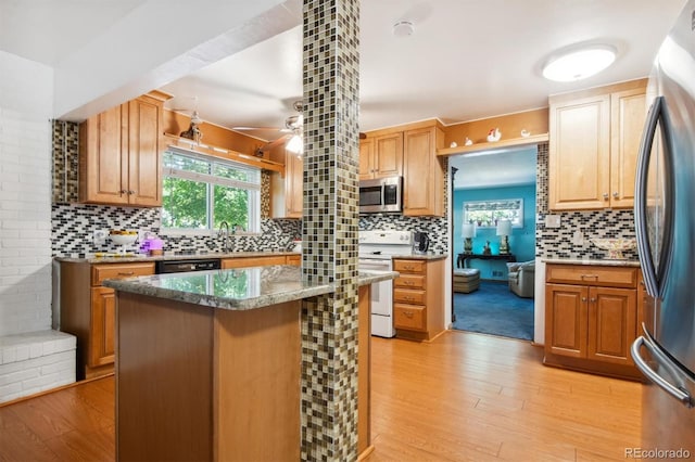 1922 Graves Ct, Northglenn, CO 80233 - kitchen featuring stainless steel appliances, decorative backsplash, light wood-style flooring, and a ceiling fan