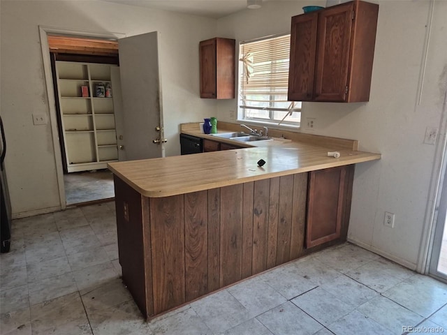 18249 E Mexico Pl, Aurora, CO 80017 - kitchen with a sink, light countertops, a peninsula, and baseboards