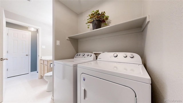 washroom with laundry area and independent washer and dryer