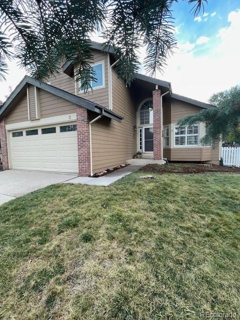 view of front of property featuring a front yard