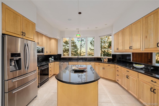 kitchen featuring sink, stainless steel appliances, tasteful backsplash, decorative light fixtures, and a kitchen island