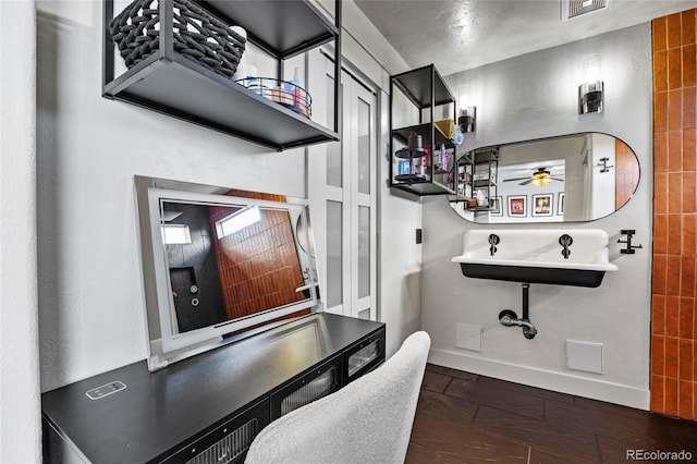 bathroom featuring visible vents and a ceiling fan