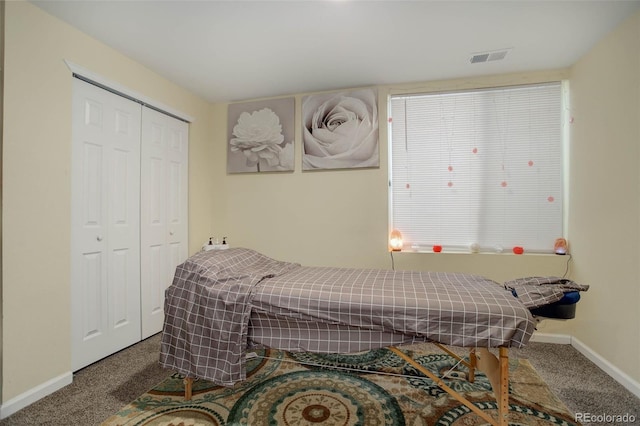 bedroom featuring carpet flooring and a closet