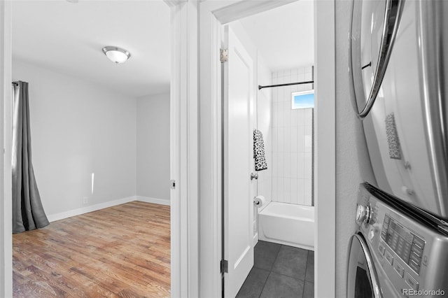 bathroom featuring tiled shower / bath and stacked washer and clothes dryer