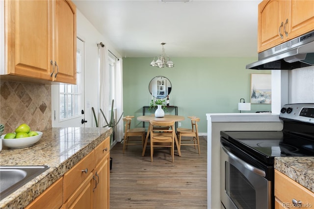 kitchen with sink, a chandelier, decorative backsplash, stainless steel range with electric stovetop, and dark wood-type flooring