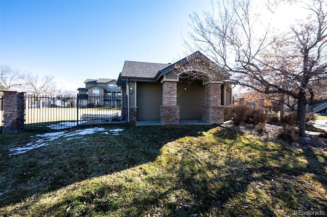 view of front of home featuring a front yard