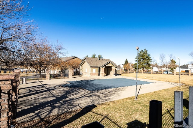 view of front of home featuring a front lawn