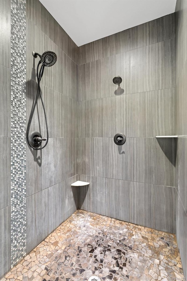 full bath with tiled shower