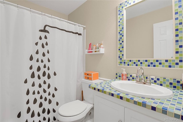 9665 Whitecliff Pl, Highlands Ranch, CO 80129 - bathroom featuring toilet, vanity, tasteful backsplash, and curtained shower