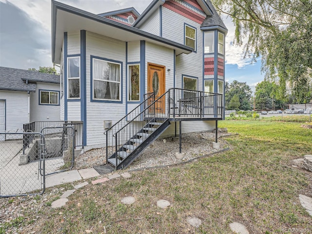 view of front facade featuring a front lawn