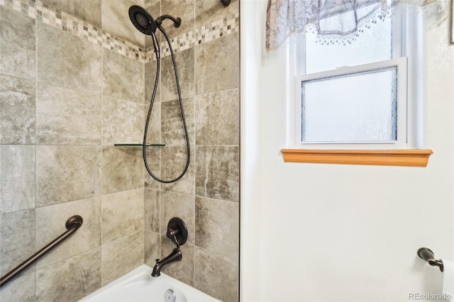 details featuring tiled shower / bath combo