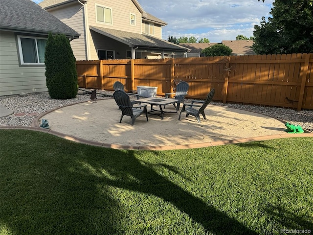 view of yard featuring a patio area