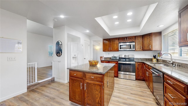 kitchen featuring a center island, light hardwood / wood-style floors, sink, and appliances with stainless steel finishes